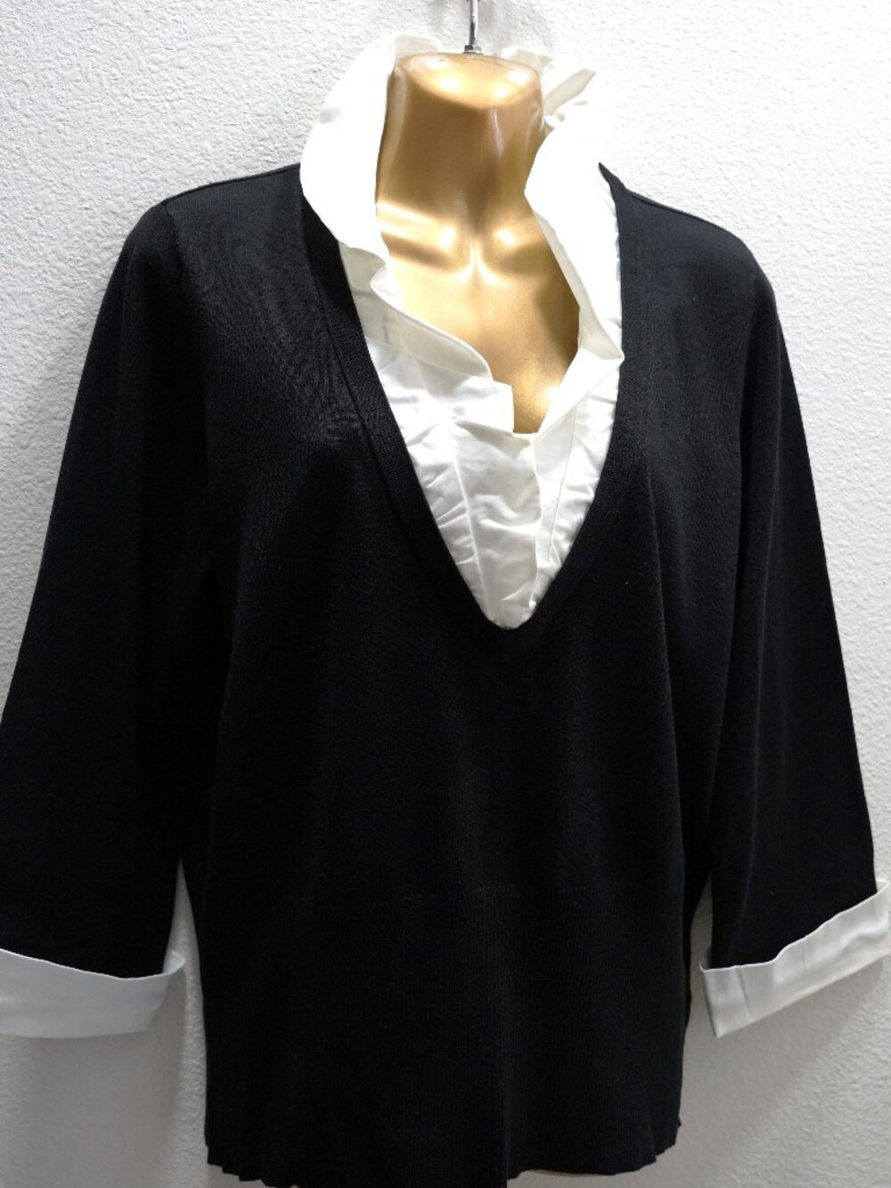 White House Black Market w/white ruffle collar trim sweater size XL